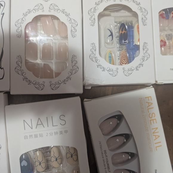 Assorted Press-On Nail 28 Sets - Picture 5 of 9